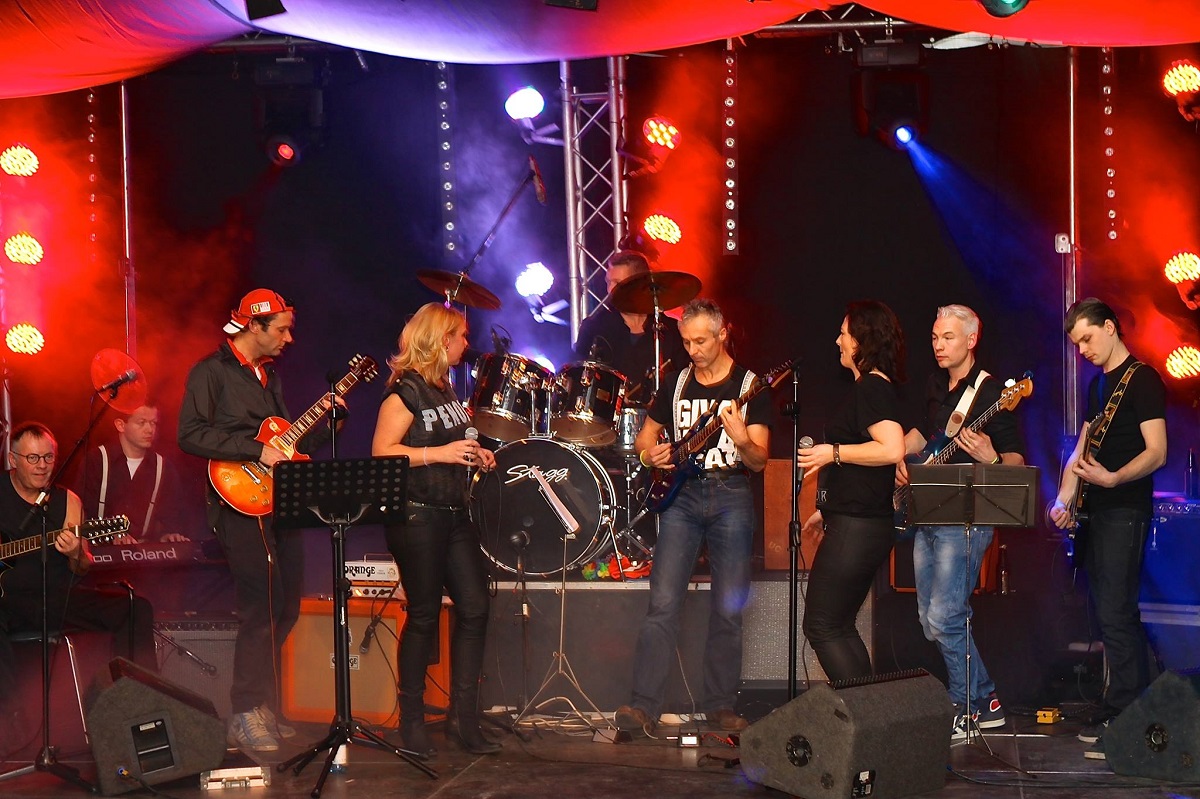 Muziek met "Under Construction" 